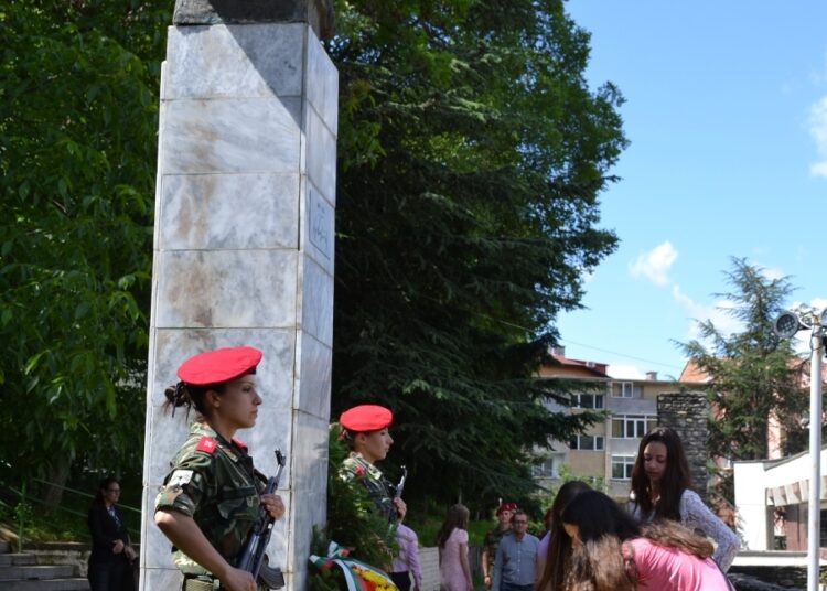 Цветя и сирени за Ботев в Благоевград 1 Ботев 01