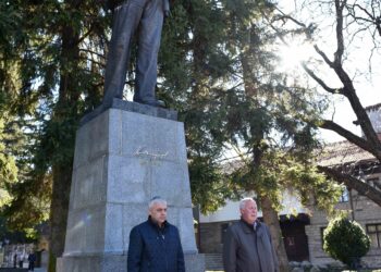 Българи и македонци почетоха Вапцаров в Банско