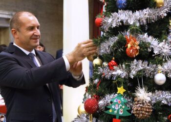 Радев, съпругата му и деца на “Българската Коледа“ украсиха елхата в президентството