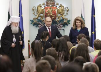 Радев отстъпи стола си на ученици от Хисаря
