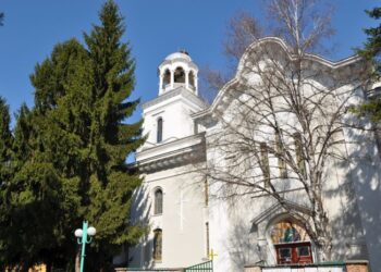 Само по 15 миряни с маски и ръкавици в разложкия храм