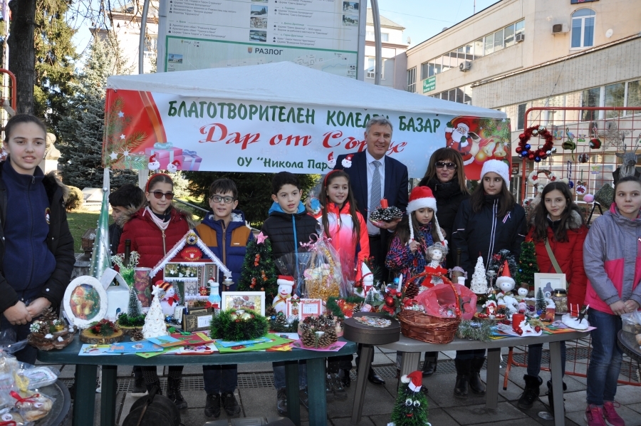 Ученици от Разлог с базар в помощ на Мартина от Банско