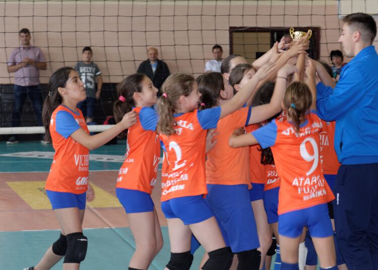 Волейболът запали спортния дух на десетки деца 1 волейбол деца