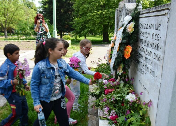 Ученици почетоха Гоце Делчев в Крупник 1 деца Гоце 1