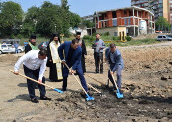Зам.-министър и кмет направиха първа копка на спортна зала в Сандански
