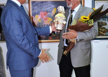 Художник с изложба за празника на своя град