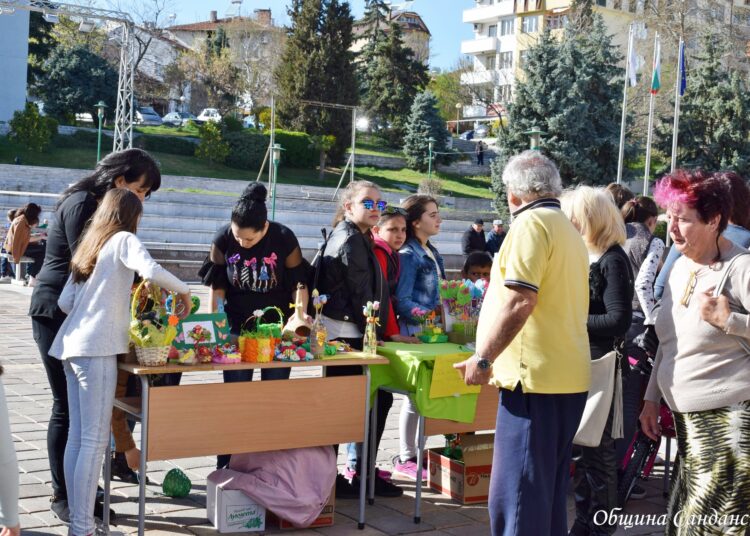 Деца и ученици с базар за болно момиченце 1 младежи