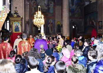 Митрополит Григорий с молебен за децата на Враца
