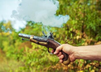 Спипаха незаконно оръжие в дома на криминално проявен мъж