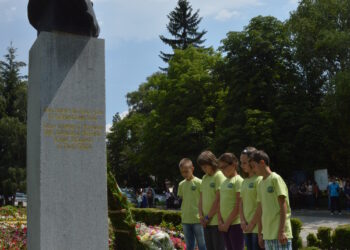 Неврокопчани с цветя за Ботев