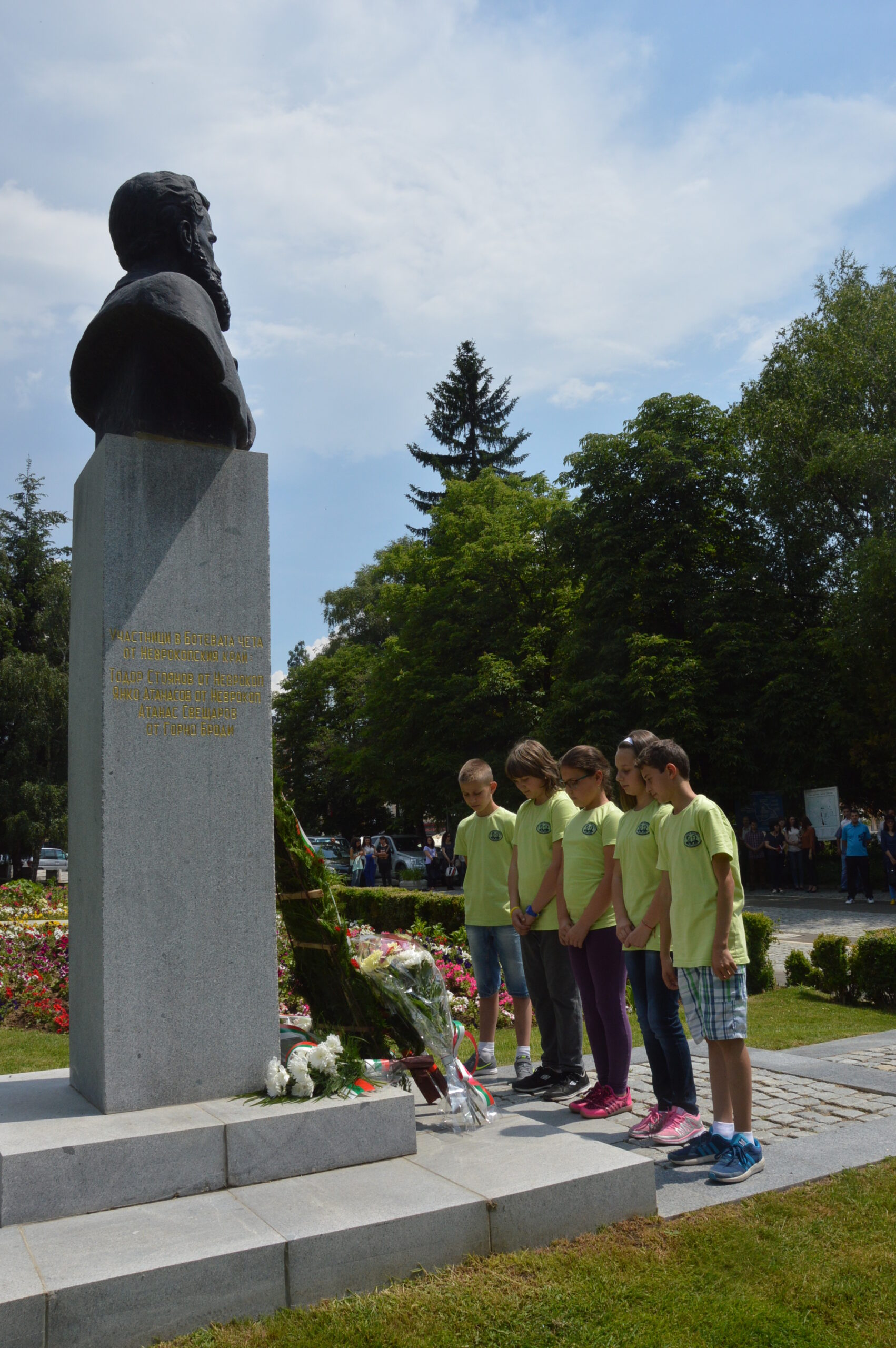 Неврокопчани с цветя за Ботев