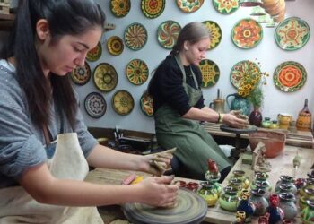 Ученици учат грънчарство, плетене на кошници и крадене на булка на село