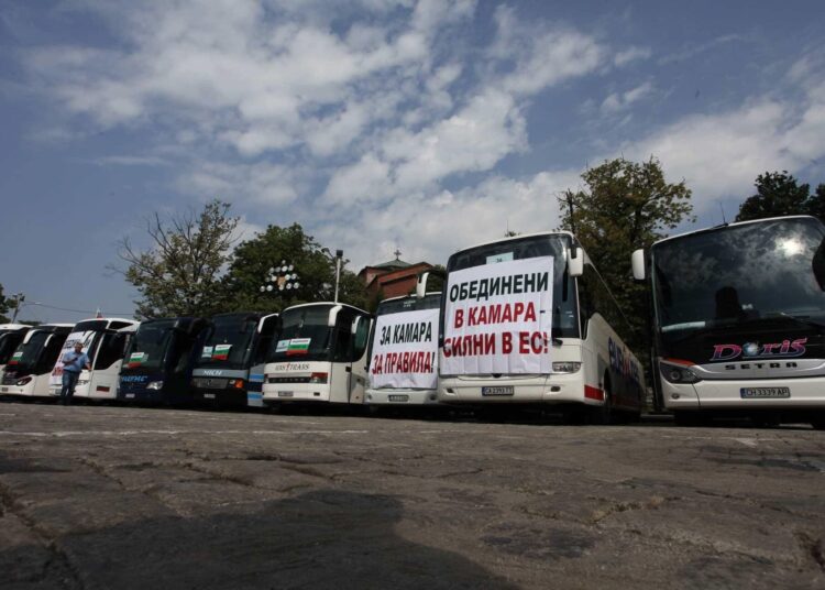 Контрапротест на превозвачите със 100 автобуса и 250 камиона 1 протест2