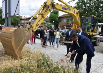 Камбитов направи първа копка за ремонта на улица в Благоевград