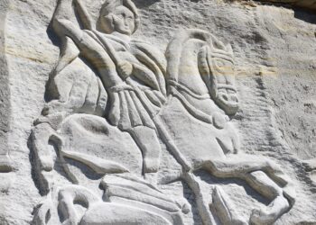 Освещават скалния барелеф на свети Георги в Елешница