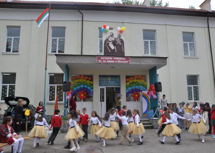 127-годишно училище чества патронен празник с кмет 1 училище празник