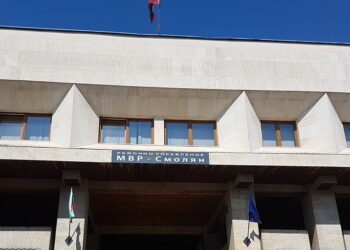 “Полицаи” влязоха в областната управа на Смолян