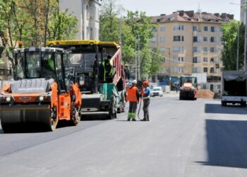 Полагат асфалт на ул. “Богатица” в София