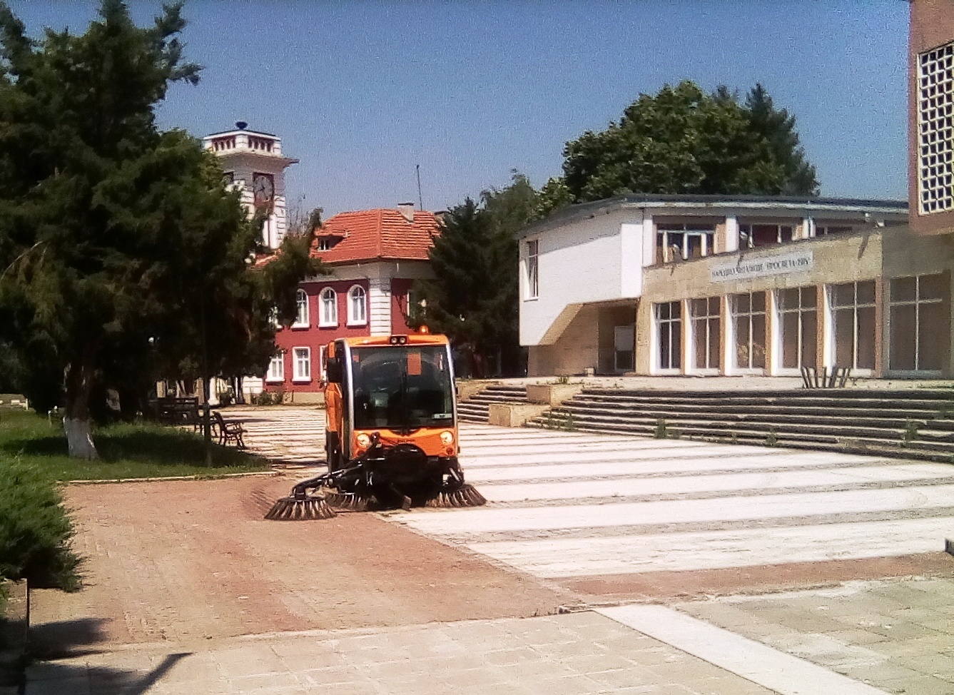 Модерна машина чисти площади и тротоари в Мизия