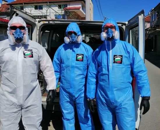 Доброволци дезинфекцират улици в Стара Загора 1 01 35