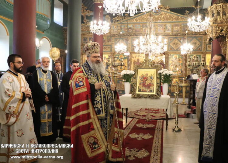 Варненският митрополит идва в Шумен с чудотворна икона 1 011