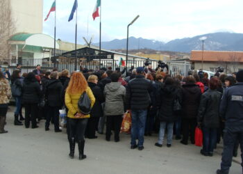 Шивачки на протест, дължат им 250 хил. лв.