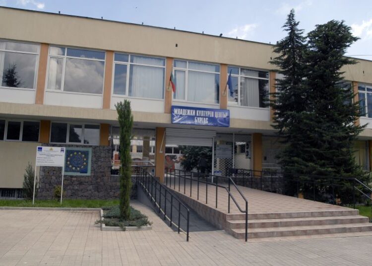 Над 20 школи в Младежки културен център - Бургас 1 02ffdb9b1e2671612e55b78185232143