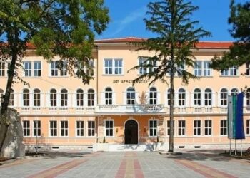 Дете почина в клас