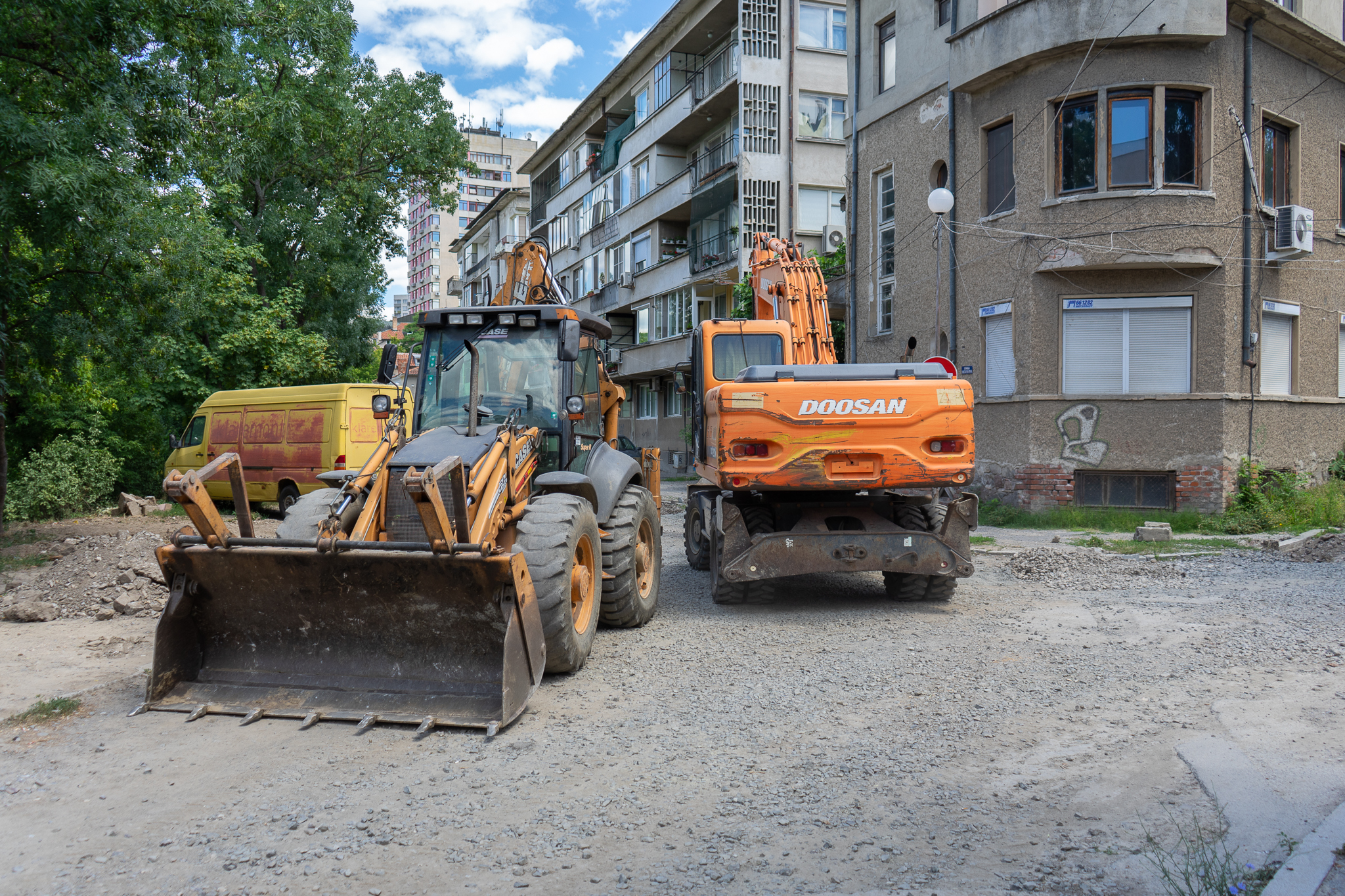 Ударни ремонти на улици в Ямбол, строят паркинги и тротоари
