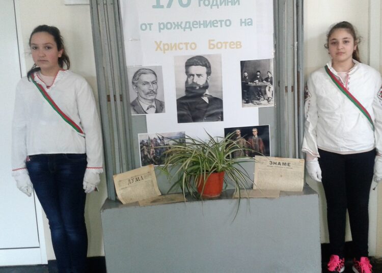 Ученици от Ценово почетоха Ботев 1 05.1