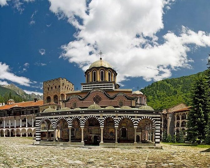 Поскъпна паркирането при Рилския манастир 1 050 001 Rilski manastir.jpg