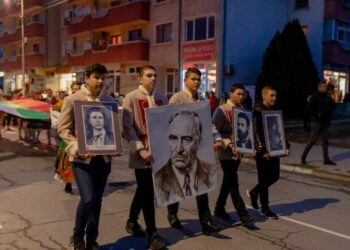 Деца с факелно шествие за Деня на будителите