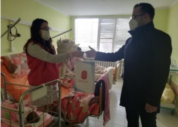 Кмет дари със златна монета първото бебе за годината