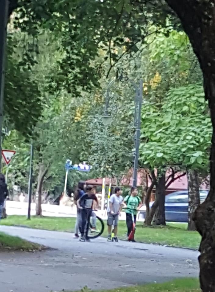 Деца намериха 10 лева, търсят на кого са в парка на Разлог