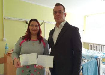 Кмет дари сребърни монети на близначки – първите бебета на Добрич