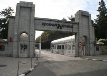 “Арсенал” уволнява 2000 човека