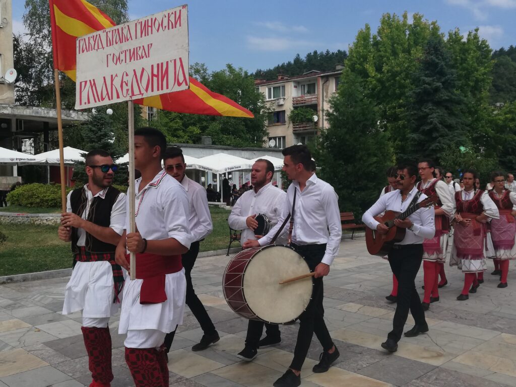 "Веселите баби" и "Митрополитен" развеселиха Берковица 1 1 1688