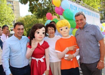 Боби и Кели помагат на децата на Перник да пресичат