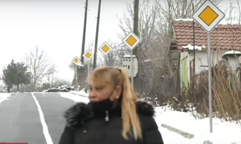Малка улица се сдоби с 14 еднакви пътни знака