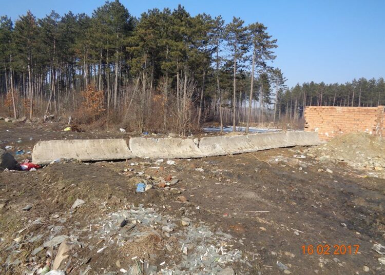 Столичен парк с ограда срещу каруци 1 1 19 3