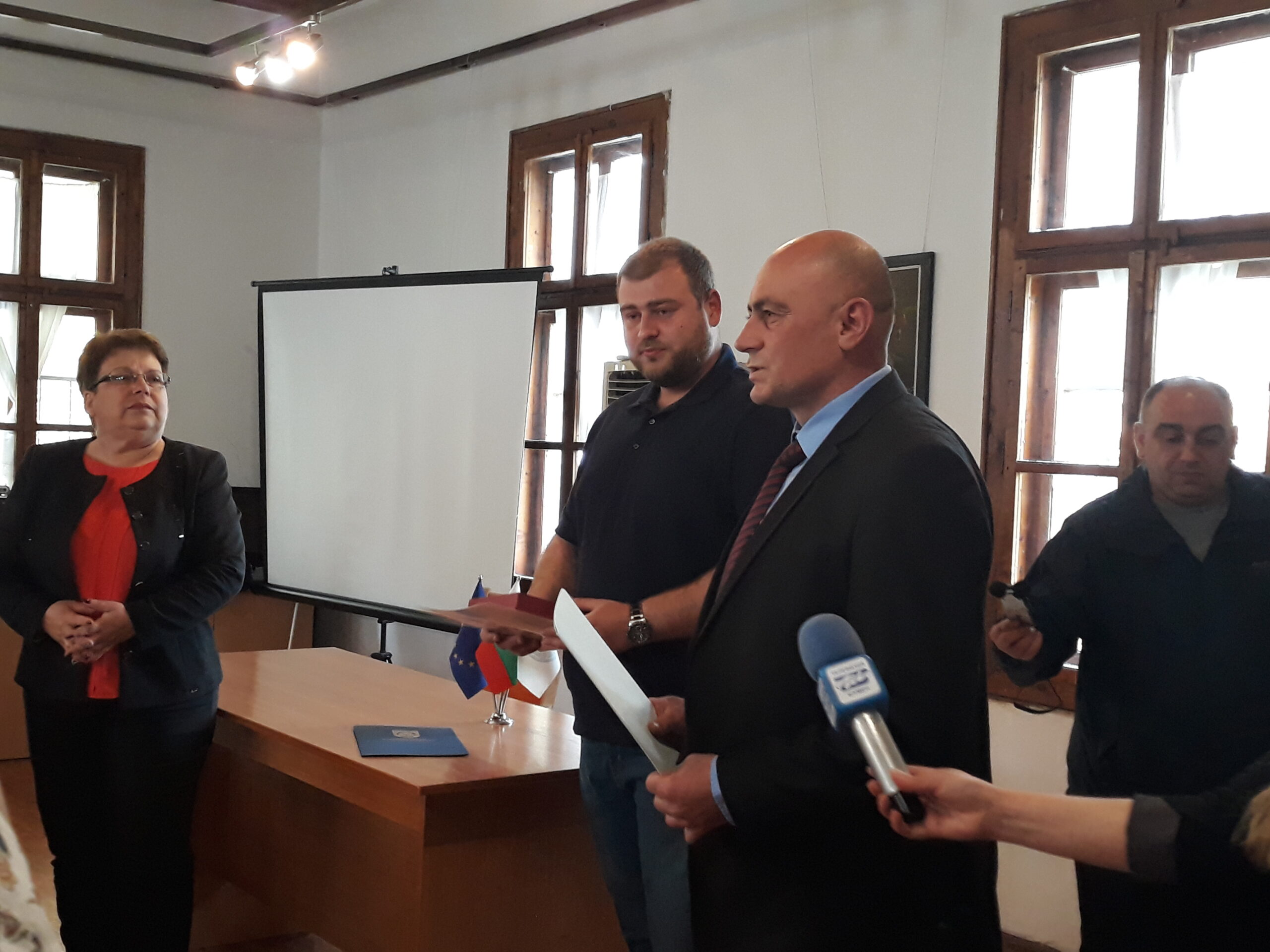 Кметицата на Смядово награди Айхан Шерифов, който спаси човек при катастрофа