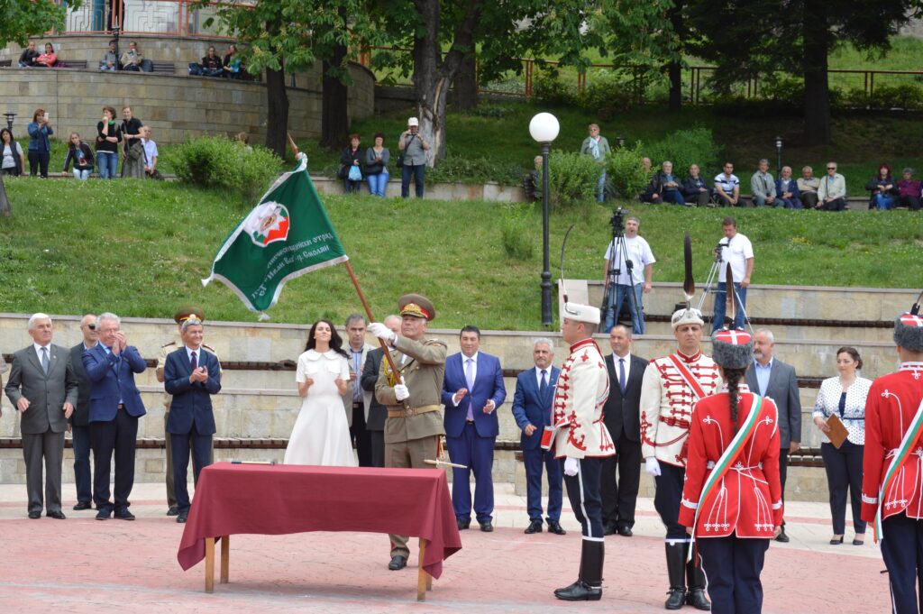 Церемония с пирони за знамето на ученици гвардейци в Смолян 1 1 1999