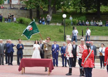 Церемония с пирони за знамето на ученици гвардейци в Смолян