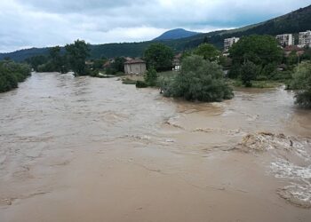 Бедствие и в Роман, евакуираха хора