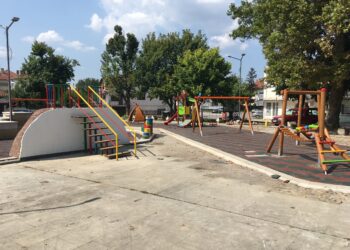 Откриват обновен парк в центъра на Бяла Слатина