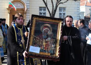 Варна посрещна чудотворна икона на Богородица