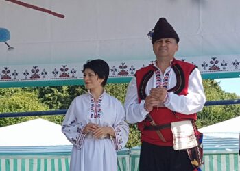 Кмет и депутат облякоха носии на Капанския събор