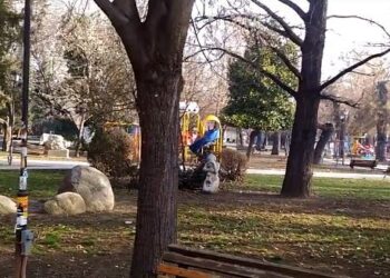 Нови пейки и детска площадка в Градската градина на Пазарджик