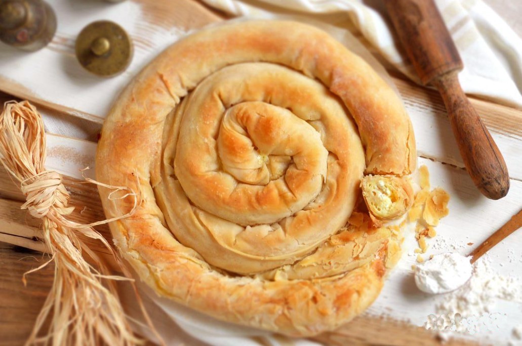 Кмет меси баница за цял Вършец