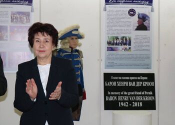 Церовска откри изложба с личната колекция на Хенри ван дер Кроон